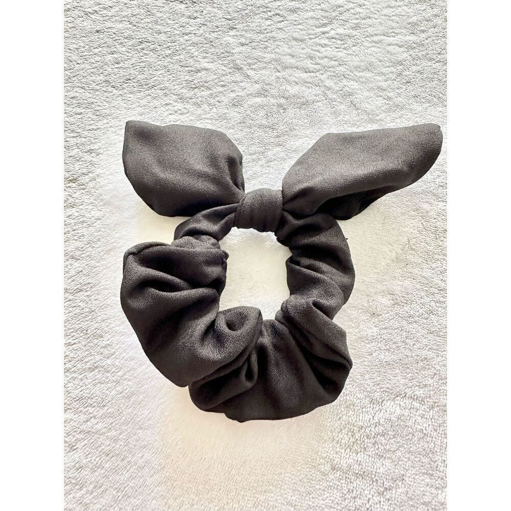 Black scrunchie hair tie with wire bow ￼